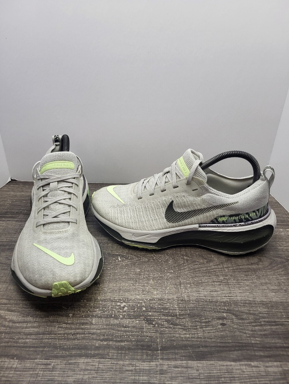 Nike Invincible 3 Premium Running Shoes Bone Volt Khaki FQ5027-001 Womens Sz 8.5